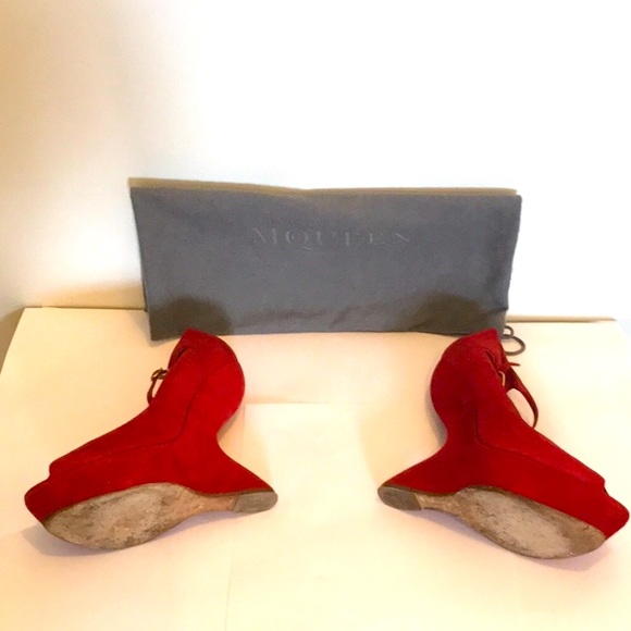 Alexander McQueen red suede curved wedges. - Picture 3 of 6
